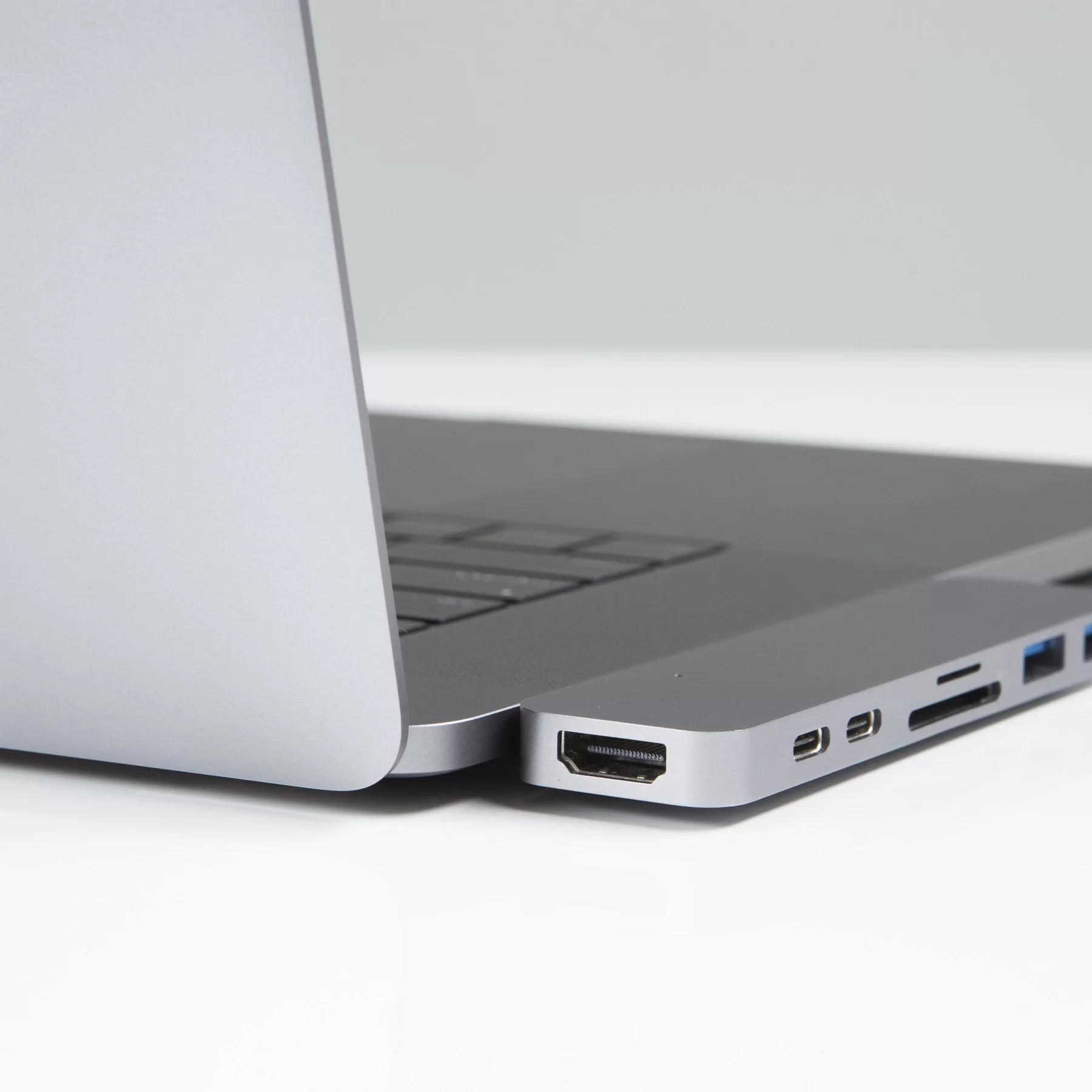 hub-chuyen-doi-hyperdrive-7-in-2-usb-c-thunderbolt-3-gn28b-06 Hub Chuyển Đổi HyperDrive USB-C 7-IN-2 Thunderbolt 3